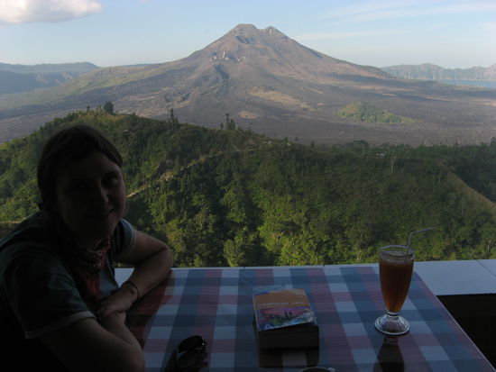 Manu vor dem Mount Batur