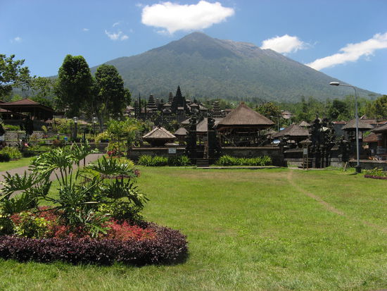 Besakih, im Hintergrund der Gunung Agung