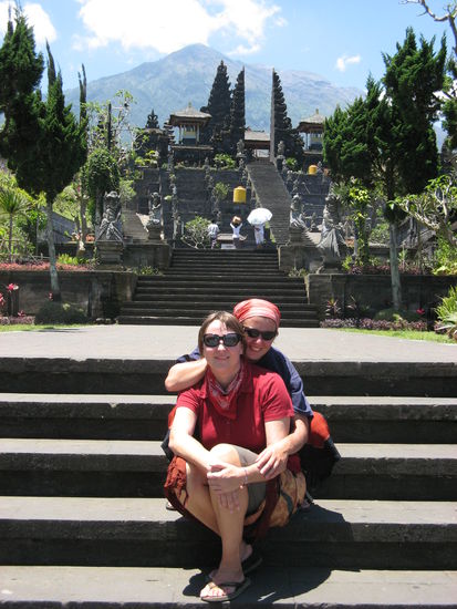 wir zwei vor dem Tempel