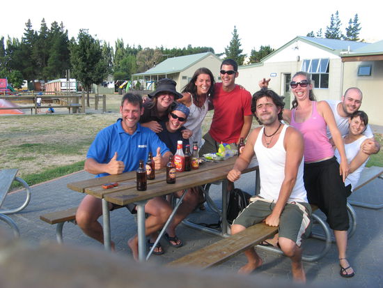 BBQ nach der Arbeit mit Anton aus Holland, Lou aus England, Tomar aus Israel, Oli aus England, Yarden, Adam und Perry aus Israel (v.l.n.r)