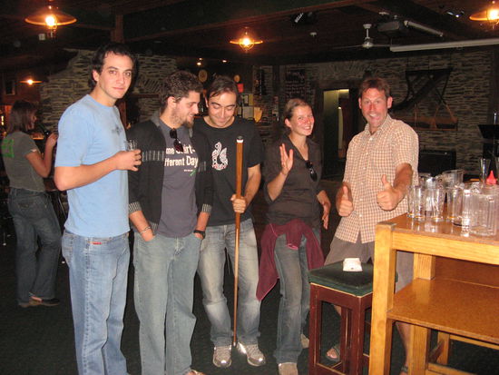 im Pub mit Mauricio und Mathias aus Uruguay, Nacho aus Spanien und Anton aus Holland (v.l.n.r)