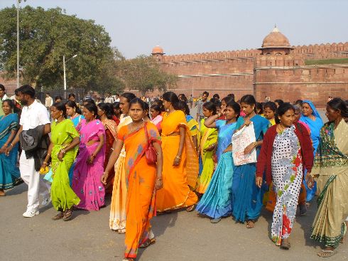 Farbenfroher Frauentag in Delhi