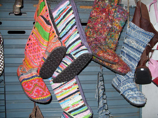 Exklusiv in Bangkok: Gehaekelte Gummistiefel