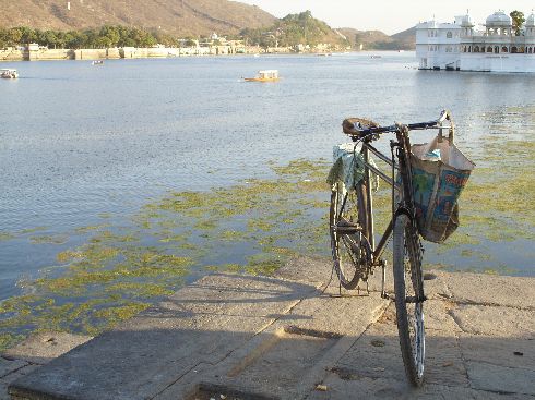 Pichola See mit dem Lake Palace Hotel im Hintergrund