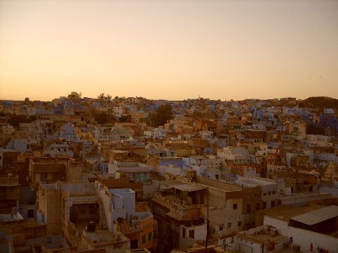 Mal wieder eine Megaaussicht von unserer Dachterrasse ueber Jodhpur, die "blaue Stadt"