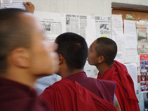Internationale Pressemeldungen werden an den Anschlagtafeln in Dharmashala mit Neugier und Entsetzen gelesen
