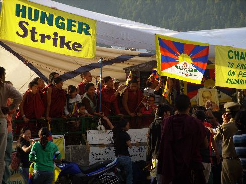 Friedlicher Hungerstreik vor dem Kloster, der bereits den dritten Tag andauert