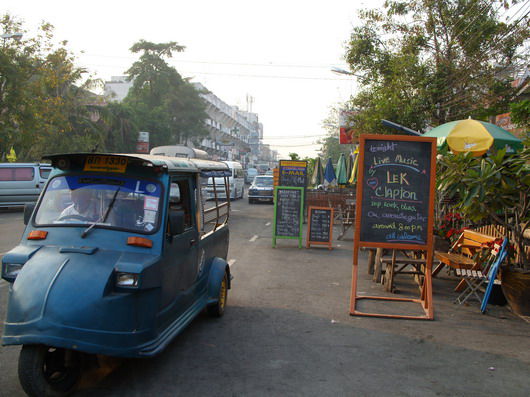 Ayutthaya - kunterbunt thailaendisch.