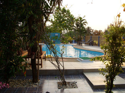 Traumhafter Pool fuer uns alleine im Pong Phen Guesthouse