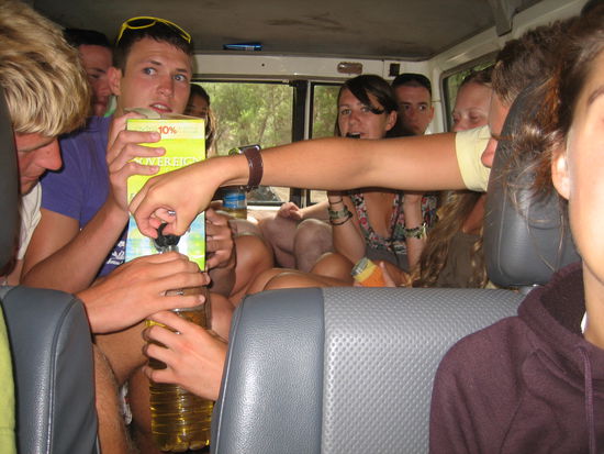 feucht froehliches Trinken im Jeep