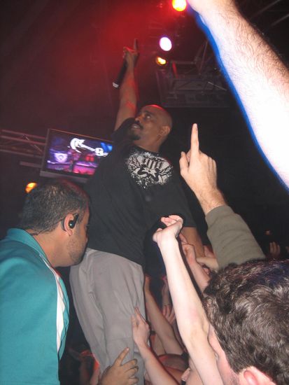 Sen Dog beim Stage Diving