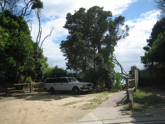 unser stellplatz mit rechts direktem Strandzugang