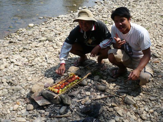 Unsere beiden Guides mit den lecker Spiesschen