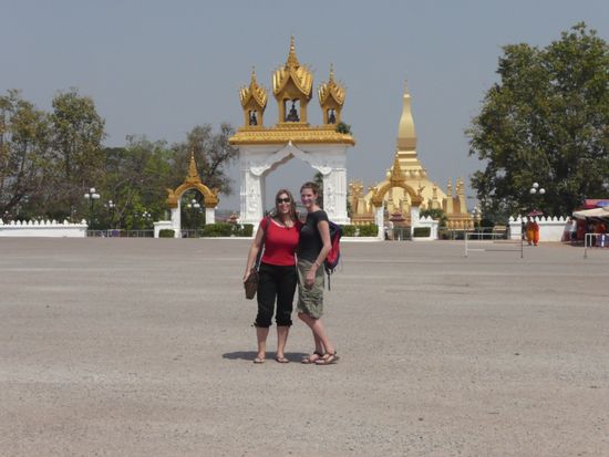 Dunja und Vera vor That Luang, dem wichtigsten religioesen Monument in Laos