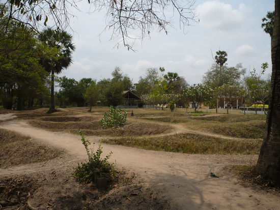 Einige der ausgehobenen Massengraeber in den sogenannten "Killing Fields". Jetzt sieht alles so friedlich aus. Aber das Grauen ueberkommt einen doch, wenn man dort ist!