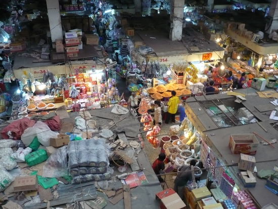 Ein Marktgebaeude in Phnom Penh. Blick von  oben auf die Staende im Erdgeschoss.