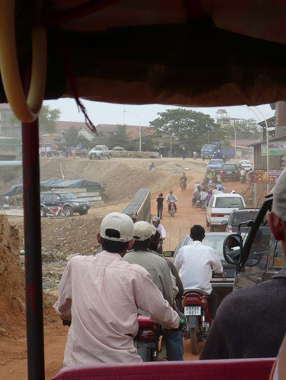 Staubalarm! Strassenverkehr in Phnom Penh.  Die meisten Strassen sind geteert, aber wenn nicht, dann staubt's ganz gewaltig!