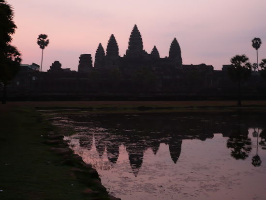 Angkor Wat beim Sonnenaufgang - morgens um 6 Uhr. Aber um die Zeit ist es wenigstens noch nicht so heiss, sondern nur angenehme warm!