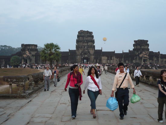 Ansturm zum Sonnenaufgang vor Angkor Wat