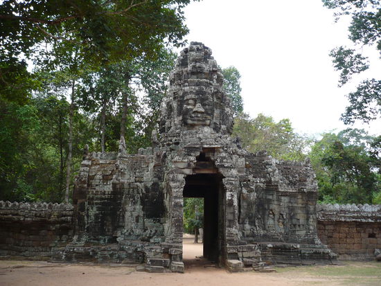 Eingangstor eines weiteren Tempels (keine Ahnung, wie der heisst, da waren einfach zu viele...) mit Gesicht