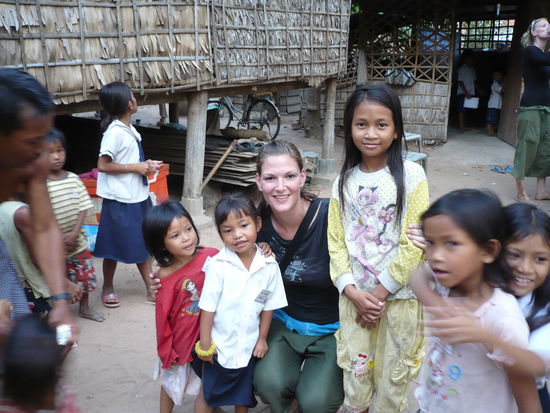 im Dorf mit einigen der Maedchen