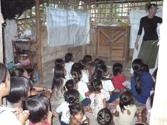 Die Schule, mit "Lehrerin" Cherylle im Hintergrund