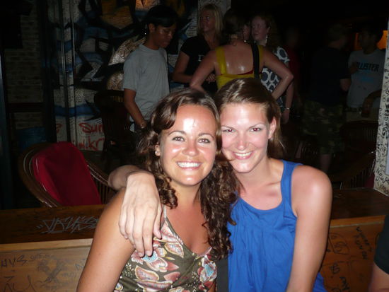 Emma aus England und ich in der Angkor What? Bar. Ich war schon so oft da, dass ich das Gefuehl habe, als wuerde ich hier wohnen 