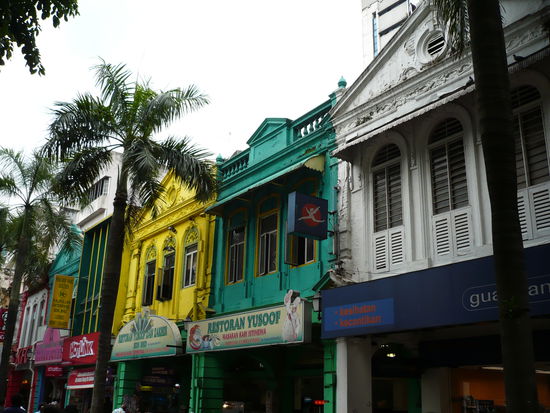 Koloniale Villen - Kontrast zum modernen KL - aber nicht weniger schoen