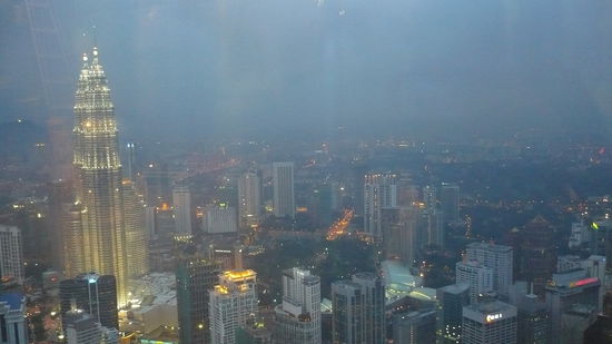 Blick auf KL bei Nacht vom KL Tower. Das Penthouse, von wo das 1. Foto aufgenommen wurde, ist uebrigens in dem weissen Hochhaus, das rechts neben dem mit dem gelb beleuchteten Dach ist. - Ich glaube, ich hab nicht uebertrieben, als ich meinte, dass man kaum einen besseren und exklusiveren Blick haben kann, oder?!