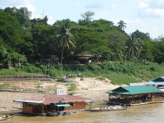 Im Hintergrund sieht man die Anlage, in der ich gewohnt habe. Im Vordergrund die floating restaurants auf dem Fluss. Sehr nettes Flair im Kampung Kuala Tahan, dem Dorf am Eingang des Taman Negare Regenwalds
