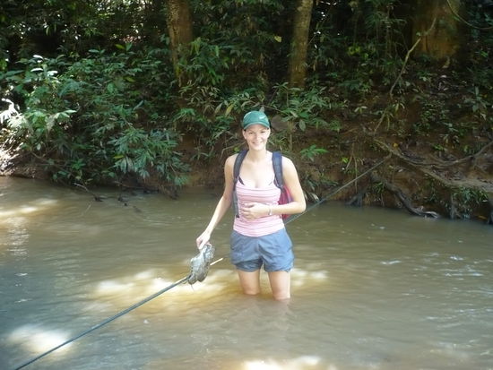 Vera beim Durchqueren eines Flusses. Gluecklicherweise war ich hier nicht allein, denn obwohl das Schild eindeutig anzeigte, dass der Weg durch den Fluss gehen wuerde, waere ich alleine wahrscheinlich umgekehrt. Er war ganz schoen breit und tief und, tollpatschig wie ich nun mal bin, hab ich natuerlich meinen Schuh in den Fluss fallen lassen. Aber das war eigentlich auch egal, denn es war so matschig auf dem Trail, dass meine Schuhe kurze Zeit spaeter eh voellig durchweicht waren. Echtes Dschungelerlebnis. Der heftige Regen der vorigen Nacht sorgte auch fuer ein ueberdurchschnittliches hohes Aufkommen von Blutegeln. Auch ein aeusserst interessantes Erlebnis (ich dachte es waere schlimmer!)