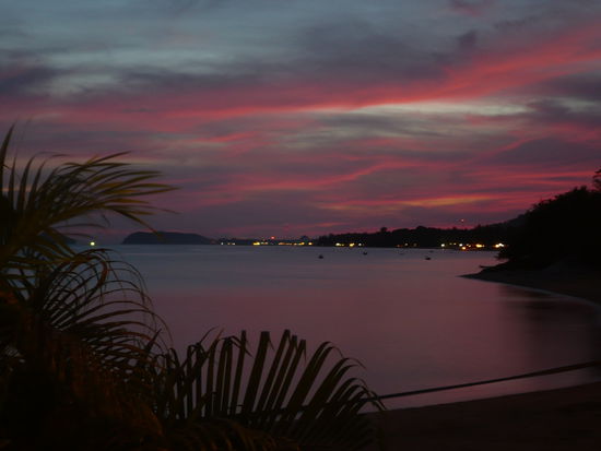 Kitsch pur: der Ausblick von unserer Terrasse beim Sonnenuntergang (und die Farben sind noch nicht mal geschummelt!!)