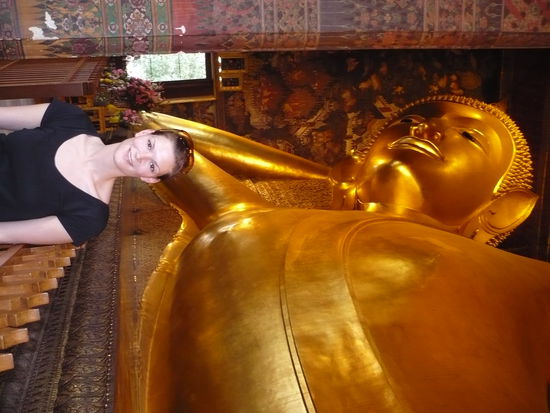 Ein ruhender Buddha und eine etwas erschoepfte Vera
