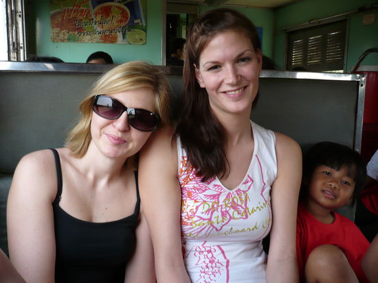 Romy, Vera und das suesse thailaendische Maedchen im Zug 