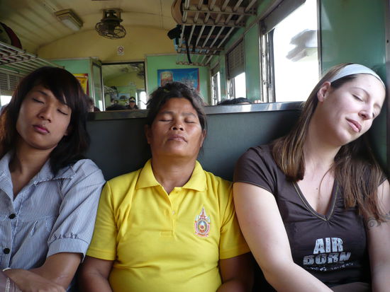 Und unser Gegenueber: rechts Dunja, daneben eine Thaifrau und ein Ladyboy (Mann, der als Frau gekleidet ist).