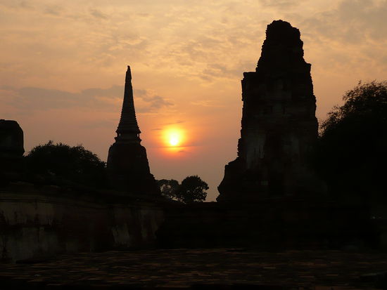 Ein schoeneres der tausend Sonnenuntergangsbilder beim Wat Mahathat