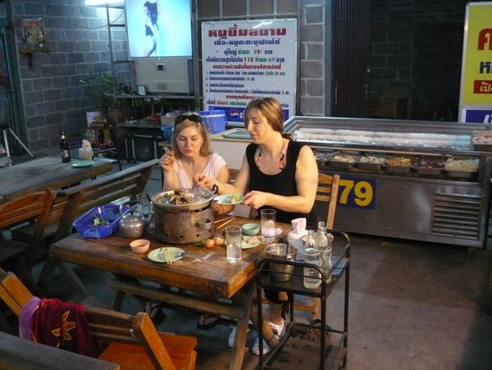 Romy und Dunja mit unserem "Kochtopf", dahinter das Buffet.