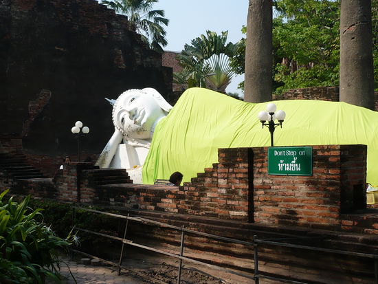 Ein liegender Buddha, beim Uebergang ins Nirwana.