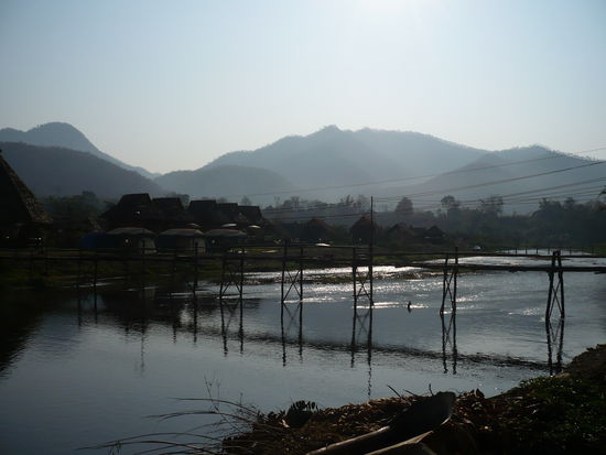Der Blick ueber Pai River. Es sieht dunkel aus, aber eigentlich hab ich das Foto morgens bei strahlender Sonne aufgenommen. Irgendwie krieg ich's noch nicht so ganz mit der Kamera hin... Aber: das Foto sieht trotzdem cool aus 