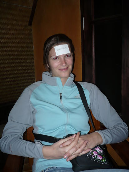 Kann man's lesen? Ich war Buddha beim obligatorischen "Wer bin ich?"-spielen.
Und fuer Benni: ich weiss, ich bin immer noch nicht wirklich braun geworden. Aber ich lieg auch nicht den ganzen Tag in der Sonne...