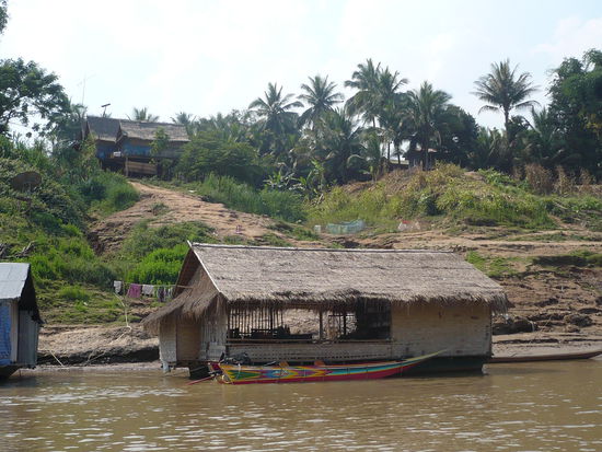 Eins der typischen Haeuser entlang des Mekong