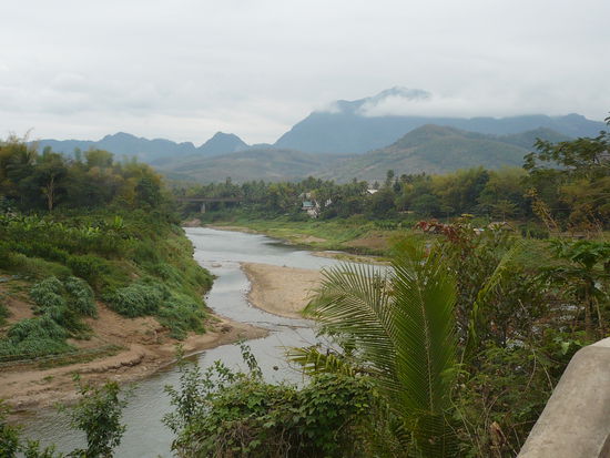 Blick auf den Nam Khan - wie man am niedrigen Wasserstand erkennen kann, ist gerade Trockenzeit