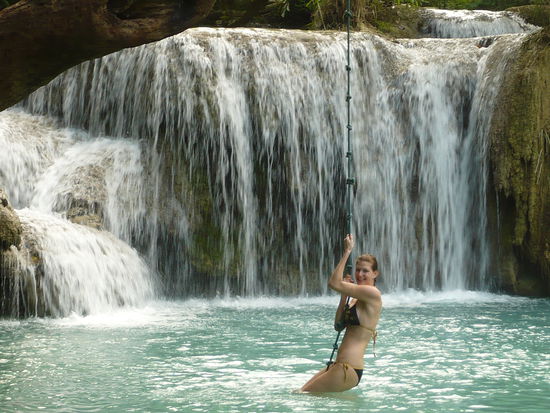 moi im kalten Wasser der Kuang Si Wasserfaelle 