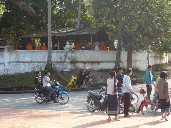 Laotische Teenager (das motorbike ist hier DAS Statussymbol) und im Hintergrund junge laotische Moenche, die, so wie's aussieht, auch lieber mit Maedels flirten wuerden.
