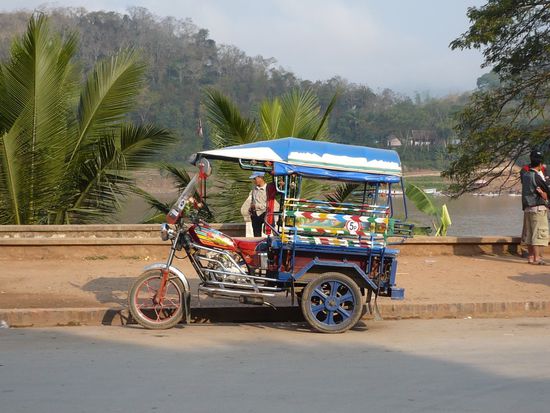 Buntes Tuk Tuk am Mekong Ufer 