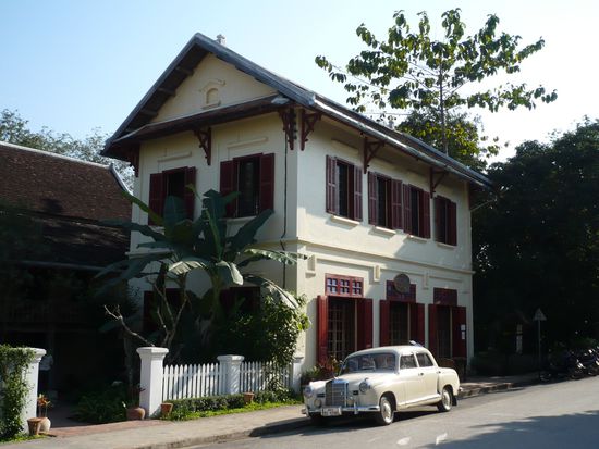 Mein Lieblingsbild von Luang Prabang: ein alter Mercedes vor einem herausgeputzten Haus  - sehr typisch fuer die Stadt
