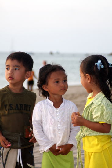 Spielende Kinder am Khlong Nin Beach, Ko Lanta