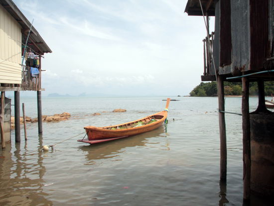Fischerdorf an der Ostkueste Ko Lanta Yais