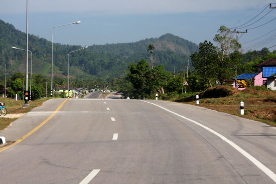 Hauptstrasse durch die Pampa, ausserhalb von Ranong, Thailand