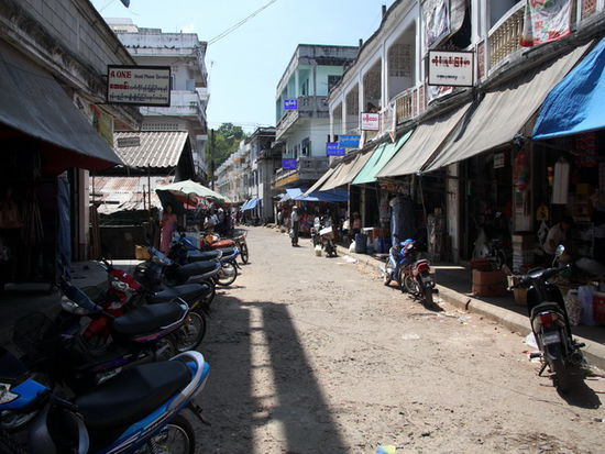 Strasse im Genzdorf von Burma
